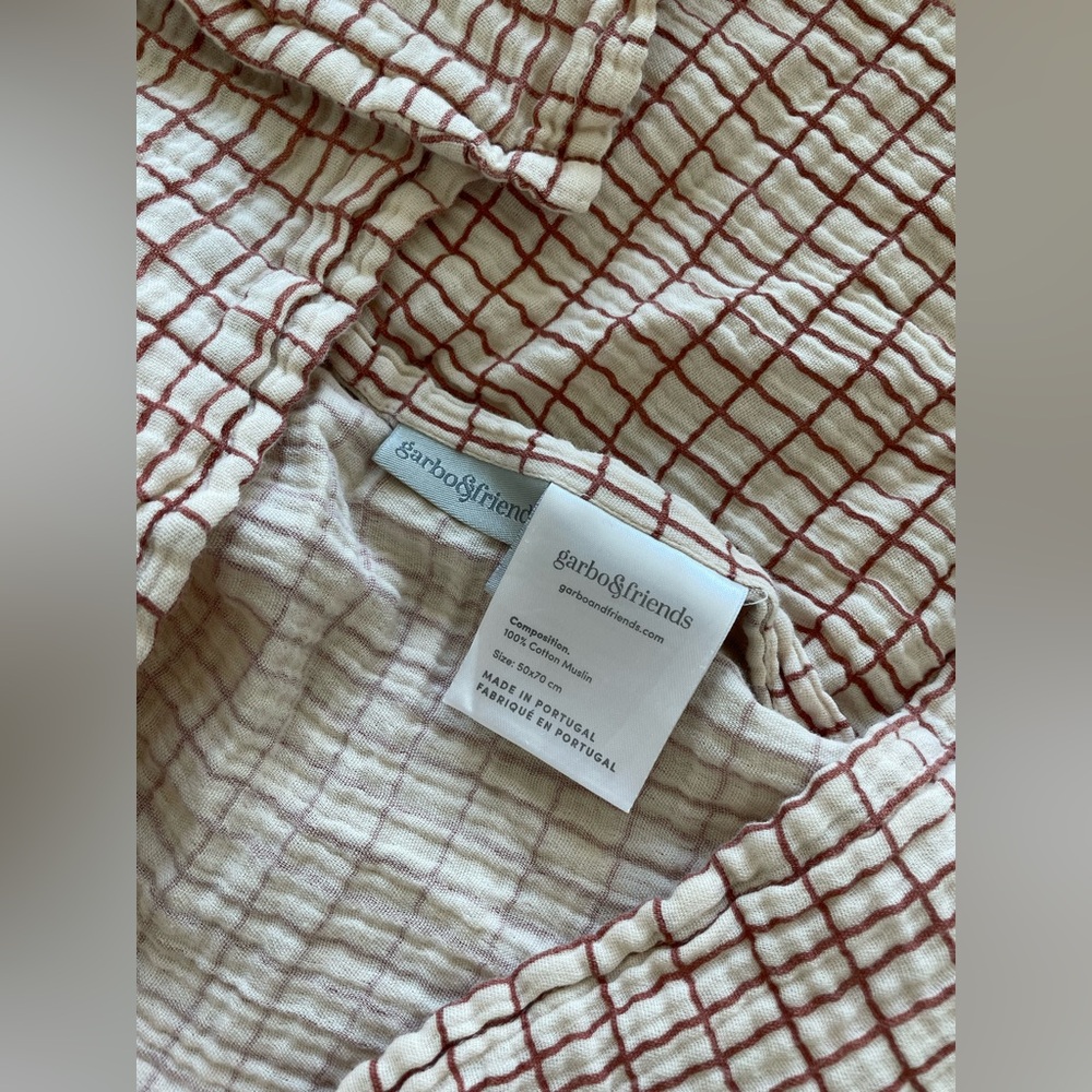 Garbo & Friends Grid Pattern Pillowcase set of 2 - Picture 2 of 4